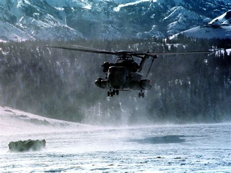 海军陆战队搭直升机训练快速索降
