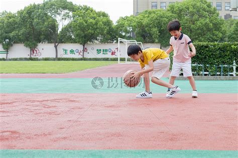 篮球场上一起打球的小学生高清图片下载-正版图片500605442-摄图网