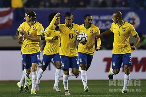 内马尔与巴西队同在！路易斯举10号球衣唱国歌(图)|巴西队|内马尔_凤凰体育