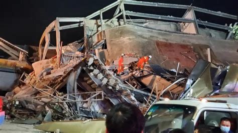 【图集】直击福建泉州酒店坍塌救援现场，已救出37人|界面新闻 · 图片