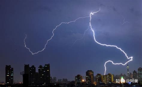 美国摄影师在雷暴天气下捕捉到罕见“向上闪电”