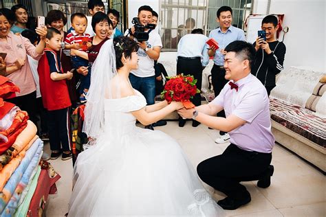 新郎新娘拍结婚照，摆动作时居然把新娘的衣服撕扯了，场面极其尴尬！_腾讯视频