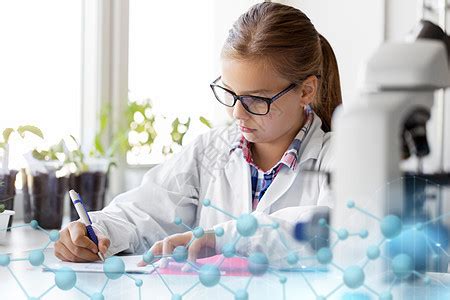 教育科学儿童女孩学校实验室学化学,并写信给工作簿学校实验室学化学的女孩高清图片下载-正版图片300164244-摄图网