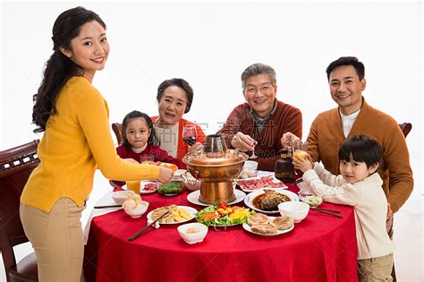幸福家庭过年吃团圆饭高清摄影大图-千库网