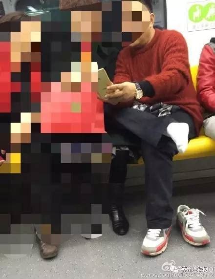 地铁上小伙不让座，大妈竟一屁股坐在他腿上！顿时......网友炸了！_手机新浪网
