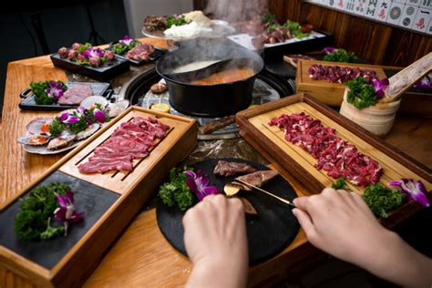 合桌季鲜牛涮烤餐厅宝龙店开业 为食客礼献涮+烤美味佳肴