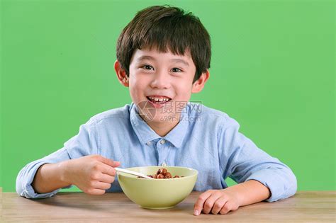 儿童吃东西图片大全-儿童吃东西高清图片下载-觅知网