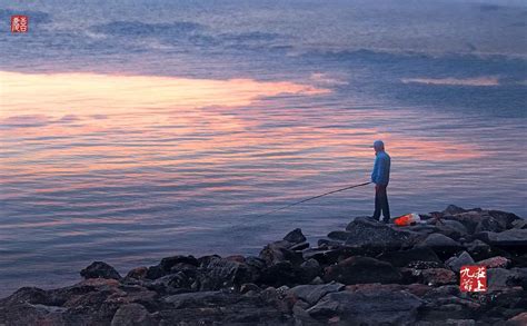 日落时太阳进入大海的那一刻创造出橙色和黑高清图片下载-正版图片504237650-摄图网