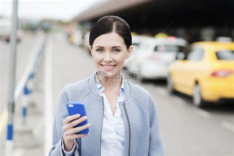 旅行,商务旅行,人旅游微笑的轻妇女与智能手机出租车车站城市街道高清图片下载-正版图片300600964-摄图网