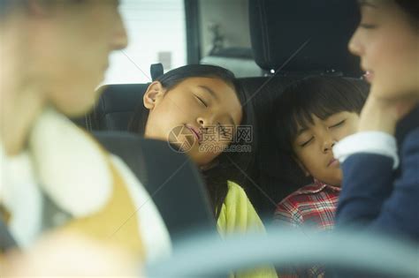 年轻夫妇看着贪睡的孩子们高清图片下载-正版图片502071187-摄图网