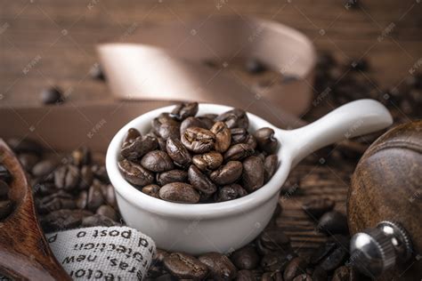 摆成咖啡杯的咖啡豆形状实拍摄影图配图高清摄影大图-千库网