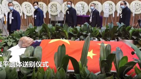 袁隆平遗体覆盖着鲜红的国旗 民众跪地痛哭_凤凰网视频_凤凰网