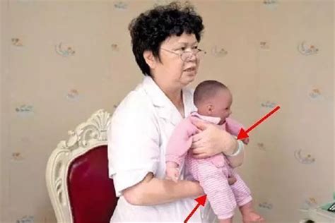 婴儿什么时候可以竖着抱（宝宝到了这个月竖抱更好）-幼儿百科-魔术铺