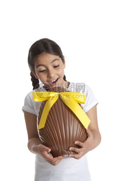 女孩带着一个大巧克力东面鸡蛋高清图片下载-正版图片303847912-摄图网