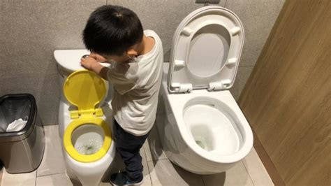 妈妈带男童进女厕的窘境：公共场所“第三卫生间”调查_凤凰网
