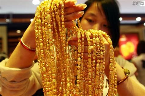 黄金价格连续高涨，消费者国华商场148万元购买3.3公斤投资金条 | 北晚新视觉