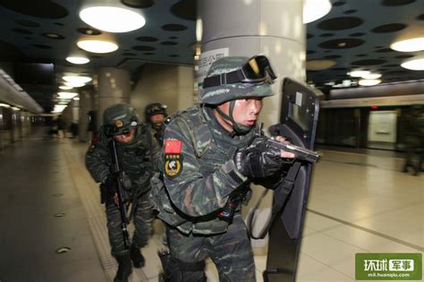 雪豹突击队在北京地铁进行反劫持演练_新浪图片