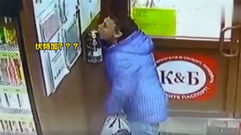 停不下来！俄罗斯男子超市内畅饮洗手液 连喝数十口_凤凰网视频_凤凰网