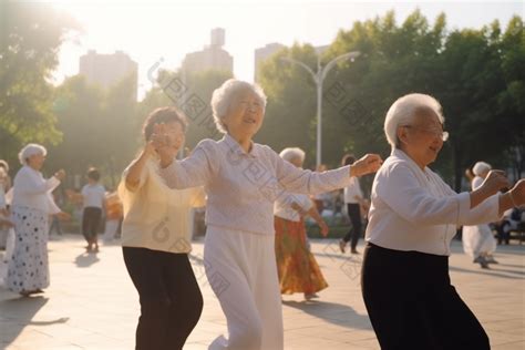 烟台老人爱跳广场舞锻炼身体 年轻人运动时间少（图）_山东频道_凤凰网
