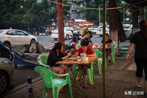 重庆：后备箱集市点亮夜生活-人民图片网