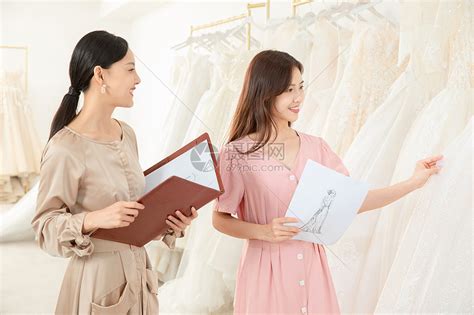 准新娘婚纱店与设计师沟通定制婚纱元素素材下载-正版素材401791682-摄图网