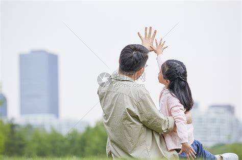 女儿与父母陪伴高清图片下载-正版图片500775584-摄图网