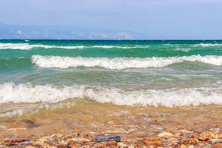 奥尔洪运动夏天在俄罗斯西伯利亚夏季旅游节奥卡洪岛的Baikal湖近端海滩上出现浪的景象高清图片下载-正版图片307830823-摄图网