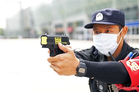 常州市公安局巡特警支队配备新型警用装备开展巡逻_荔枝网新闻