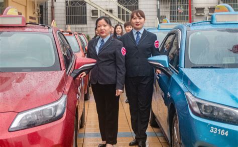 广州首支女司机爱心出租车队成立