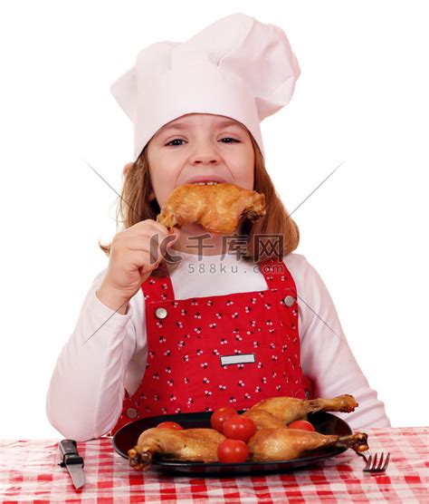 饥饿的小女孩厨师吃鸡腿高清摄影大图-千库网