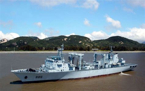我国第九艘903型补给舰和第4艘军用布缆船正在舾装中