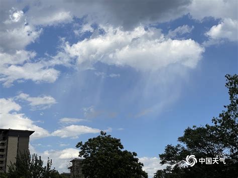 丝丝缕缕 北京天空出现“雨幡”景观-图片频道