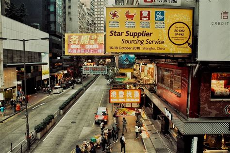 香港热闹的霓虹灯街景照片摄影图片_ID:143211966-Veer图库