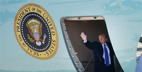特朗普搭乘“空军一号”启程前往越南