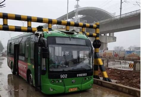 武汉又现公交车撞上限高架车顶被削 或因改变线路_手机新浪网