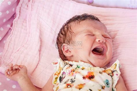 饥饿的白种人新生婴儿女婴哭得很厉害高清图片下载-正版图片503062712-摄图网
