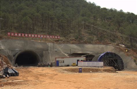 中国电建市政建设集团有限公司 工程动态 潍烟铁路项目灵山隧道进口洞门施工完成