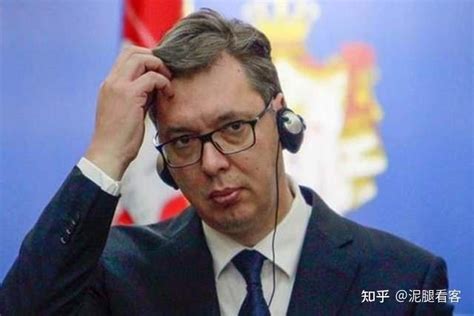 塞尔维亚总统武契奇在机场迎接中国疫苗抵达_四川在线