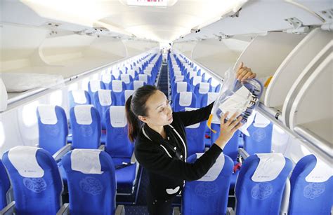 瑞丽航空：中国最美空姐吴桑妮的一天(组图)-中国民航网
