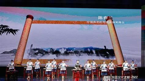 演出吸引了不少村民前来观看，王晗华带来经典剧目《十八相送》《沉香问路》等，琴鼓交错、声情并茂，演绎出一段段动听的鼓词。