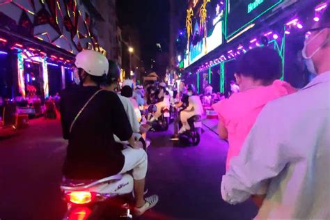 越南西贡的裴文街，越南最热闹的酒吧街_凤凰网视频_凤凰网