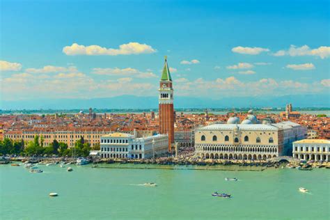威尼斯大运河图片-威尼斯大运河和两旁的建筑景观素材-高清图片-摄影照片-寻图免费打包下载
