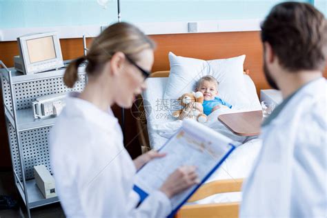 小男孩躺在病床上看着父高清图片下载-正版图片502867933-摄图网