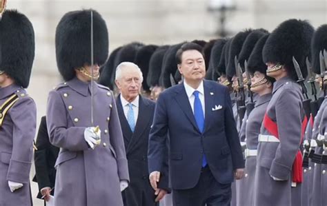 韩国总统携夫人访英获皇家礼遇，与英王和王后同乘黄金马车巡游_军事频道_中华网