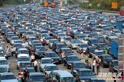 中国最堵车最“严重”的一个城市，几乎人人有车，居然不是北京！-新浪汽车