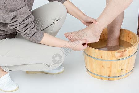 旅途中女人洗脚高清图片下载-正版图片502023510-摄图网