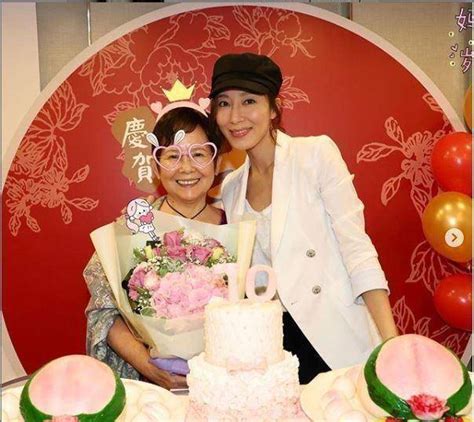 TVB视后杨怡和家姐杨卓娜近日为妈妈庆祝70岁生日。两姐妹在社交网晒出合照，看到杨妈妈拿着大束鲜花，笑得非常开心。
