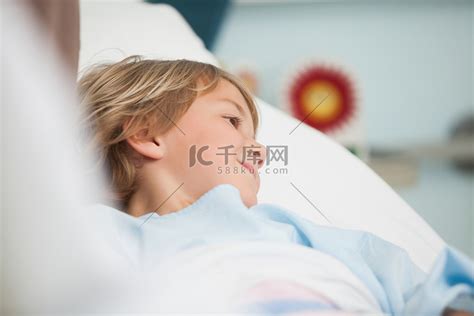 躺在病床上微笑休息的女病人高清图片下载-正版图片307991776-摄图网