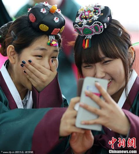 韩国高中女生传统韩服装扮参加成人礼_财经_腾讯网