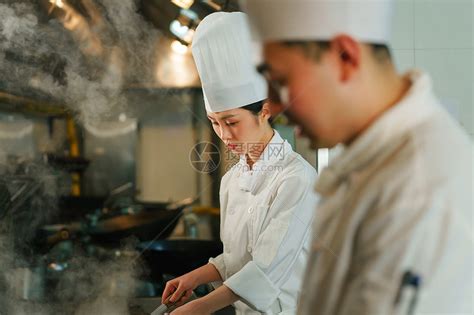 后厨内的专业厨师烹饪美味佳肴高清图片下载-正版图片507636578-摄图网